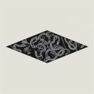 Elegante bufanda de rombos con intrincado estampado de Pegaso y serpiente en negro y gris