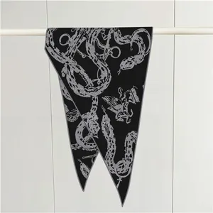 Detalle de bufanda de cachemira sintética con elegantes estampados de serpiente en gris y negro