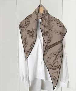Detalle de un chal en forma de rombo tacto cachemira con estampados vintage elegantes