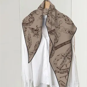 Pañuelo clásico tacto cachemira con motivos vintage de serpientes y grifos para mujer