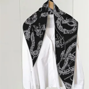 Elegante bufanda negra tacto cachemira con estampados florales y serpiente en camisa