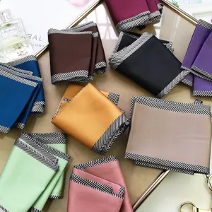 Mise à plat de foulards en soie multicolores avec bordures en zigzag et accessoires chic