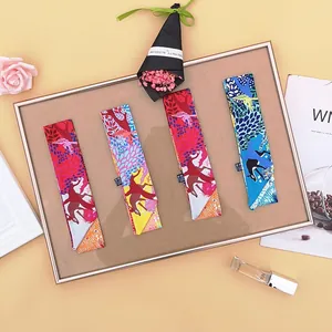 Sciarpe Twilly in seta con motivi di cervo e fiori per borse o capelli su sfondo piatto