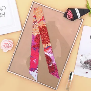 Dettaglio di un foulard Twilly in seta a fiori su una classica cornice dorata decorativa