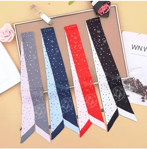 Dettaglio del foulard in seta dei tarocchi celesti con illustrazioni zodiacali su raso