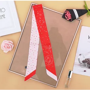 Dettaglio macro di foulard in seta con stampa tarocchi zodiacali per borse e capelli