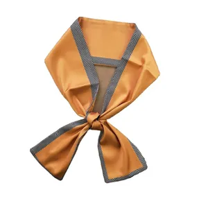 Élégant foulard en satin orange avec bordure à chevrons noir et blanc et joli nœud noué