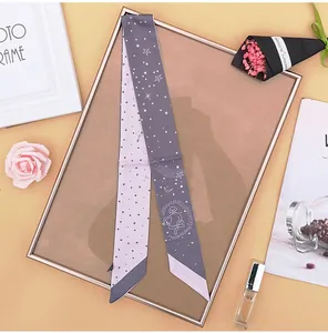 Dettaglio di foulard in seta double-face con stampa tarocchi stellati e pois eleganti