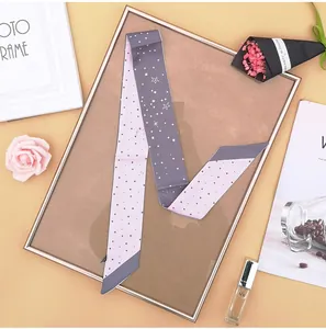 Dettaglio di un foulard in seta bifacciale con motivi di cielo stellato e pois