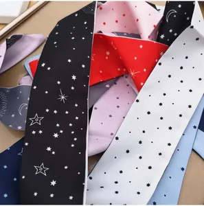Dettaglio di foulard sottili con motivi di stelle e lune in tessuto di poliestere premium
