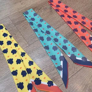 Pañuelos de seda estrechos con motivos geométricos para bolsos en amarillo, verde y rojo