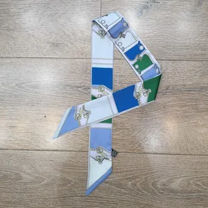 Detail eines doppelseitigen Twilly-Schals mit Reitsport-Print und spitzen Enden