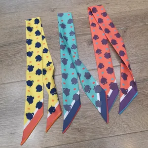 Tres elegantes pañuelos de seda estrechos con motivos florales para bolsos y peinados