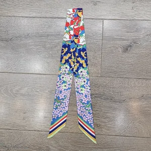Piccolo foulard in seta con stampa floreale e strisce colorate per manici di borse
