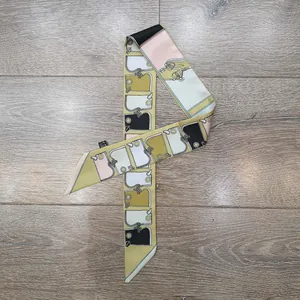 Detail eines Seidenschals mit Reitsport-Schnallenmuster und schrägen Enden