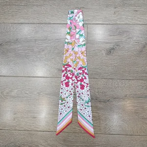 Sciarpa sottile in seta con stampe floreali colorate su sfondo di legno naturale