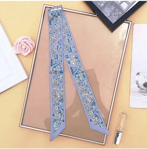 Detail eines lavendelfarbenen Seidenschals mit geometrischem Stadtmuster für Taschen