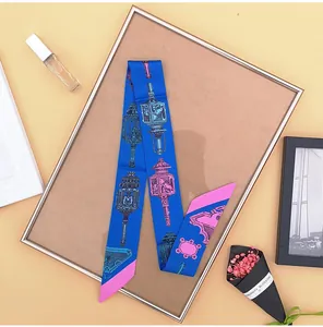 Detail van een donkerblauwe en roze zijden sjaal met elegant retro lantaarnpatroon