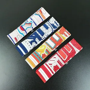 Set di quattro foulard in raso di seta stampati colorati per borse o decorazione collo