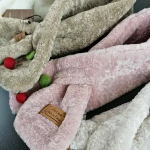 Sciarpa incrociata in finta pelliccia con ciliegie in peluche rosa, kaki e bianco
