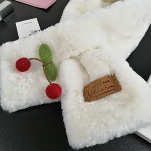 Sciarpa bianca in peluche da donna con decoro ciliegia ed etichetta in pelle
