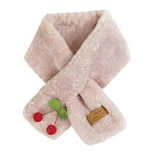 Sciarpa incrociata in peluche rosa da donna con decorazione a ciliegia ed etichetta in pelle