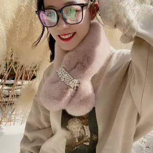 Eleganter hellrosa Kunstpelzschal für Damen mit hochwertigen Perlenkreuz-Verschlussdetails