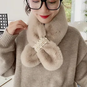 Detailansicht beige Kunstpelz Schal mit Kreuzverschluss und Perlenverzierung für Damen