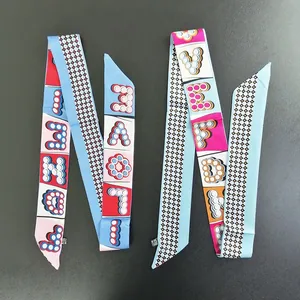 Foulard in seta con scritte pop art e motivo geometrico per decorare borse