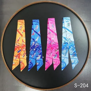 Foulard Twilly in seta stampata per borse in quattro colori su vassoio rotondo