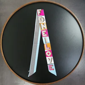 Foulard twilly in seta double-face con lettere pop art e motivi geometrici neri e bianchi
