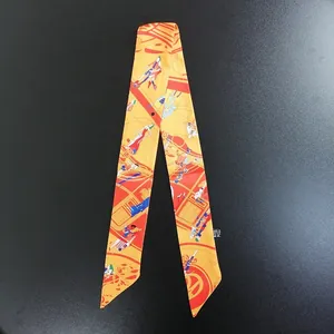 Dettaglio foulard in seta arancione con illustrazione d'arte ed etichetta di cura