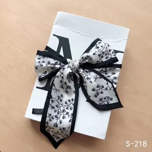 Écharpe étroite en soie à imprimé fleuri avec boîte cadeau pour décorer un sac