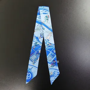 Dettaglio della lunga sciarpa di seta con moderne illustrazioni di moda blu e bianche