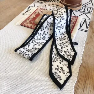 Foulard élégant en soie pour poignée de sac avec motifs botaniques gris et bordure noire