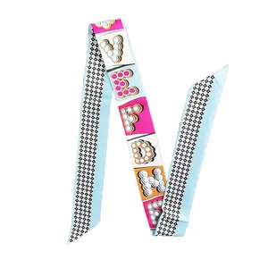 Sciarpa twilly in seta estiva con lettere dell'alfabeto e motivi floreali vintage
