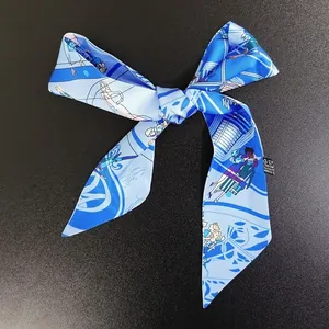 Dettaglio di un foulard twilly effetto seta con illustrazione femminile blu e motivi geometrici
