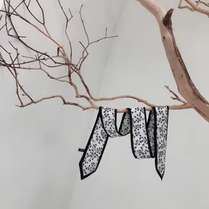 Foulard étroit en soie à motif floral noir et blanc pour poignées de sac et coiffure