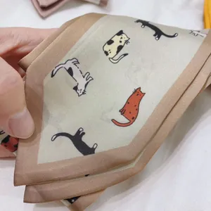 Zijden smalle sjaal voor dames met schattige kattenprints in beige en bruine kleuren