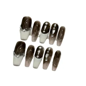 Handgemaakte kunstnagels met marmerpatroon, strass-steentjes en zilveren metaalaccenten