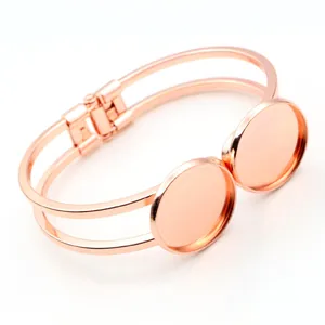 Detailopname van dubbele 20mm ronde instellingen op een roségouden armband voor DIY-sieraden