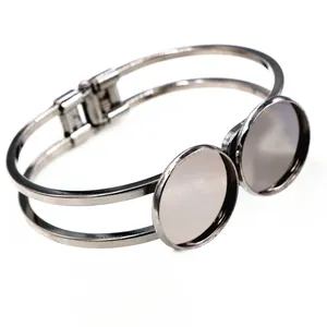 Detail van de zilveren armbandbasis met dubbele trays voor DIY-sieraden maken