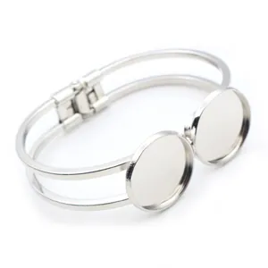 Macro-opname van zilveren armbandbasis met dubbele bezel voor DIY-sieraden maken