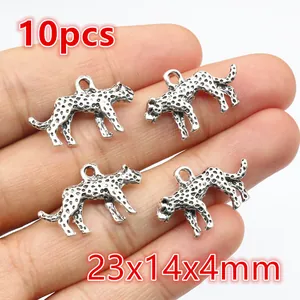 Detailansicht von 10 silbernen Leoparden-Anhängern für DIY-Schmuck 23x14x4mm