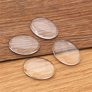 Vue macro de cabochons ovales en verre transparent sur un fond en bois