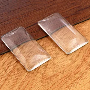 Vista macro de dos cabujones rectangulares de cristal transparente con superficie curva