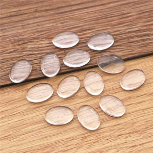Lot de 13 cabochons en verre ovale pour bijoux DIY sur un fond en bois rustique