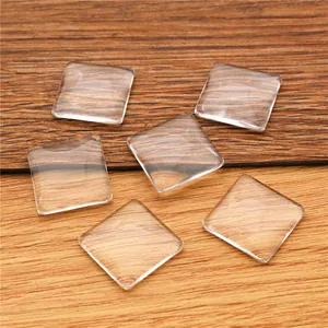 Detalle macro de seis cabujones cuadrados de cristal para joyería DIY sobre madera