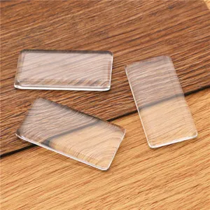 Tres cabujones rectangulares de vidrio transparente sobre madera para manualidades DIY