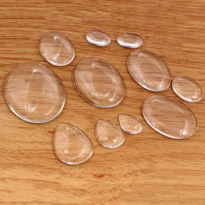 Cabochons en verre transparents ovales et goutte d'eau pour bijoux DIY sur fond bois